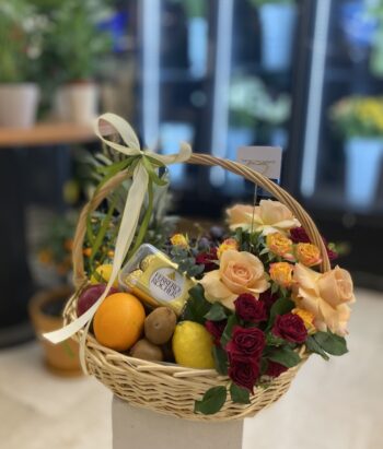 Voće i cvijeće-poklon korpe
